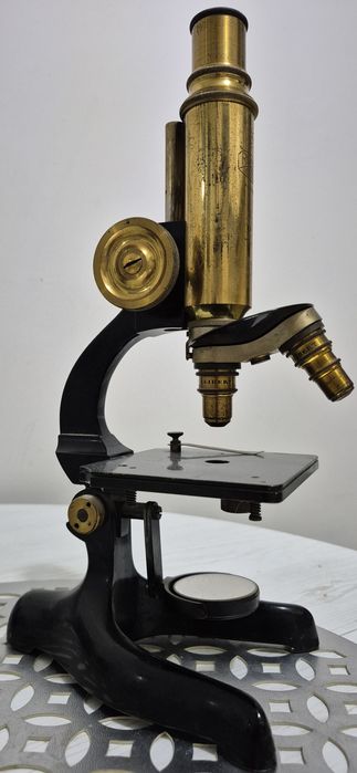 Jak widać na zdjęciu Mikroskop na sprzedaż bez akcesoriów.