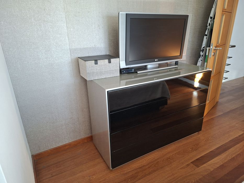 Mobilia de quarto com cama + 2 mesas de cabeceira e 1 cómoda