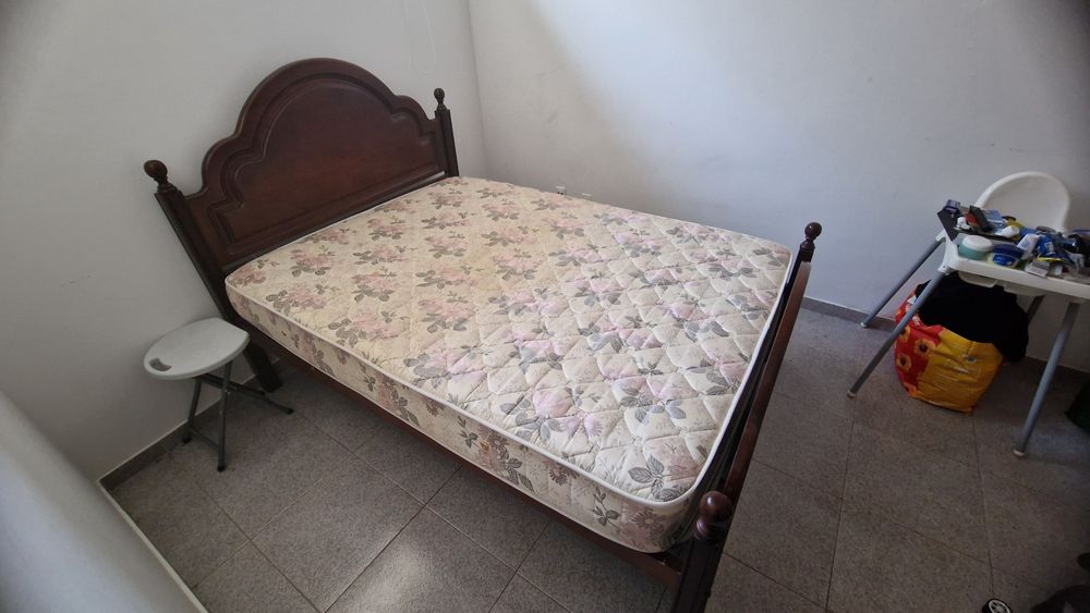 Cama de casal com colchão usado