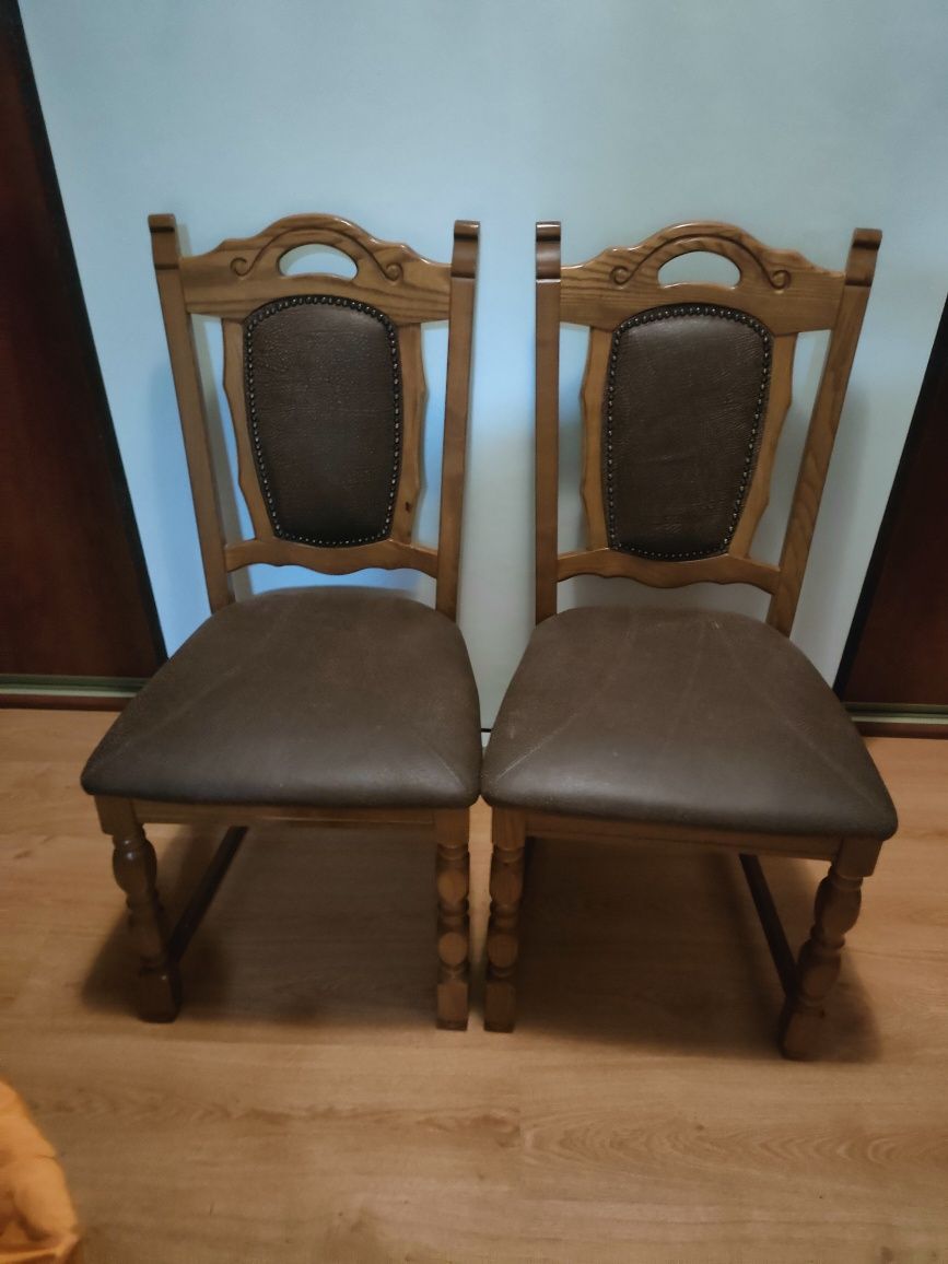 Krzesła drewniane obijane tapicerowane skorkiwe ćwieki