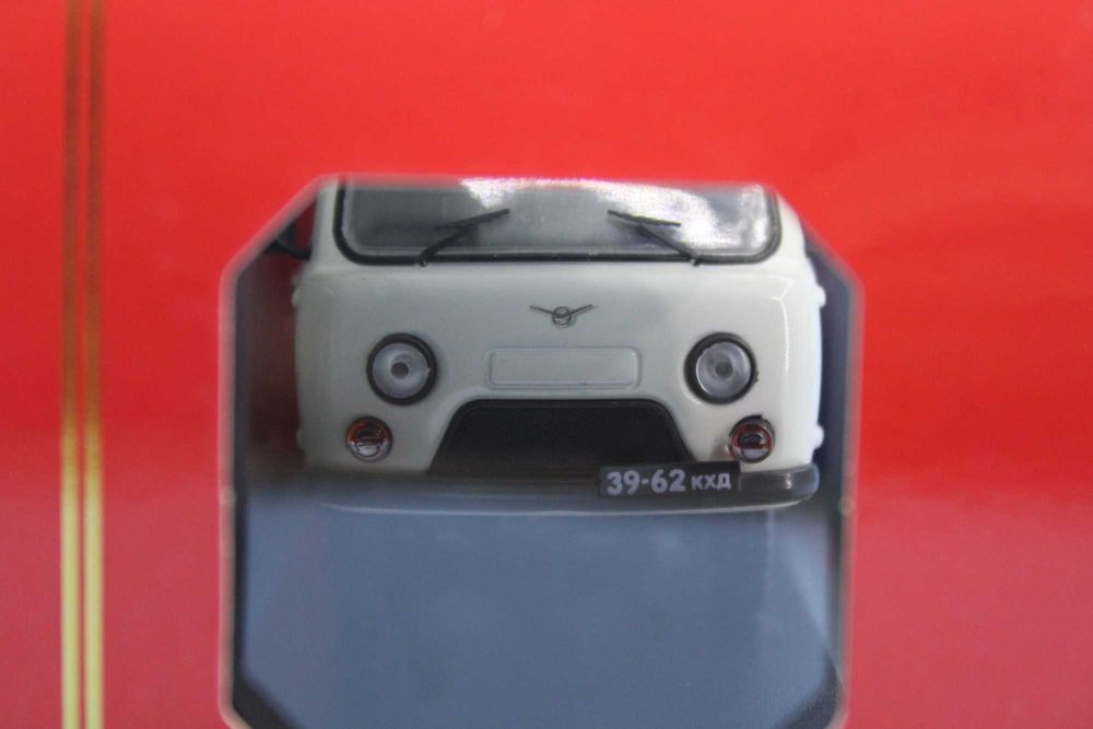 Miniatura IST Models 1980 UAZ 452 Minibus