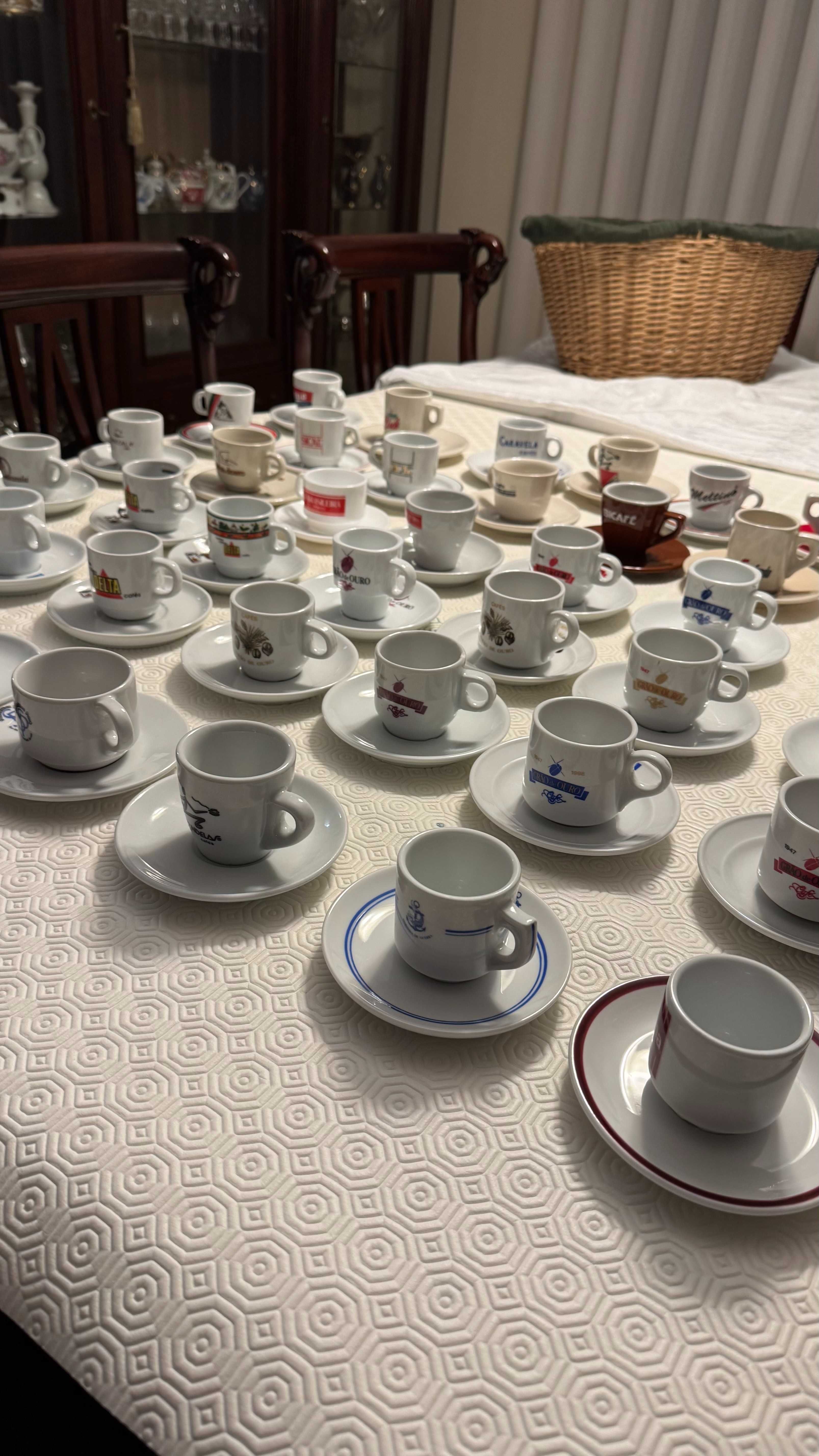 Conjunto de várias chávenas de café com pires – colecionáveis