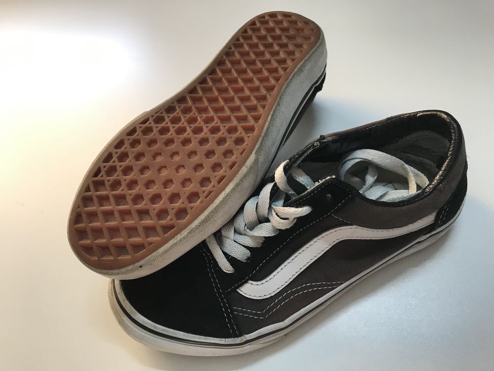 Vans pretas de senhora