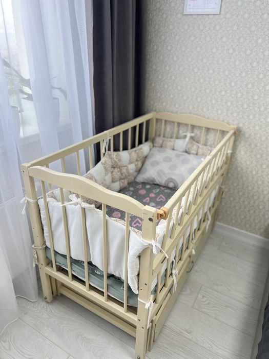Дитяче ліжечко з маятником