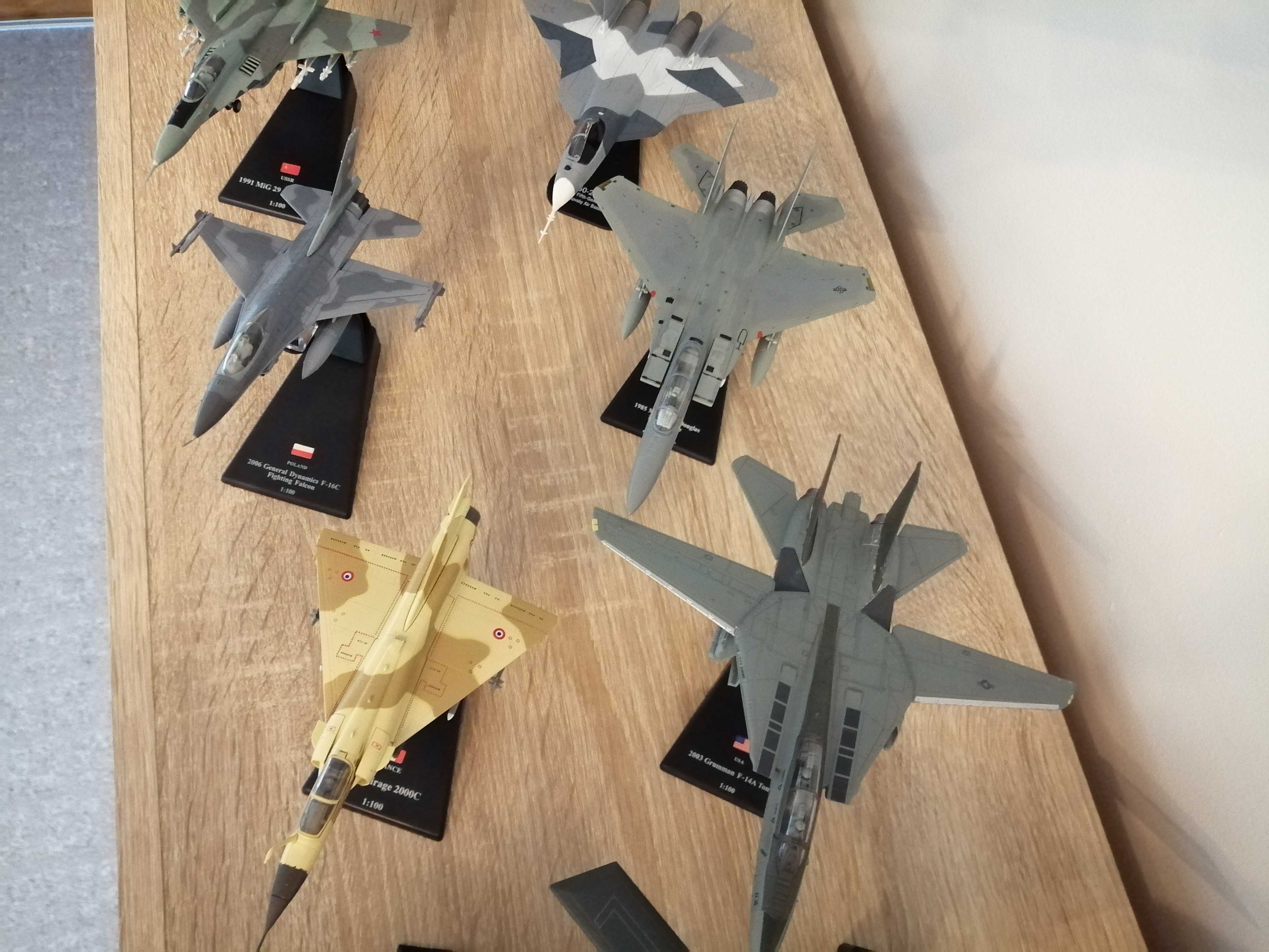 Kolekcja siedemnastu samolotów myśliwskich