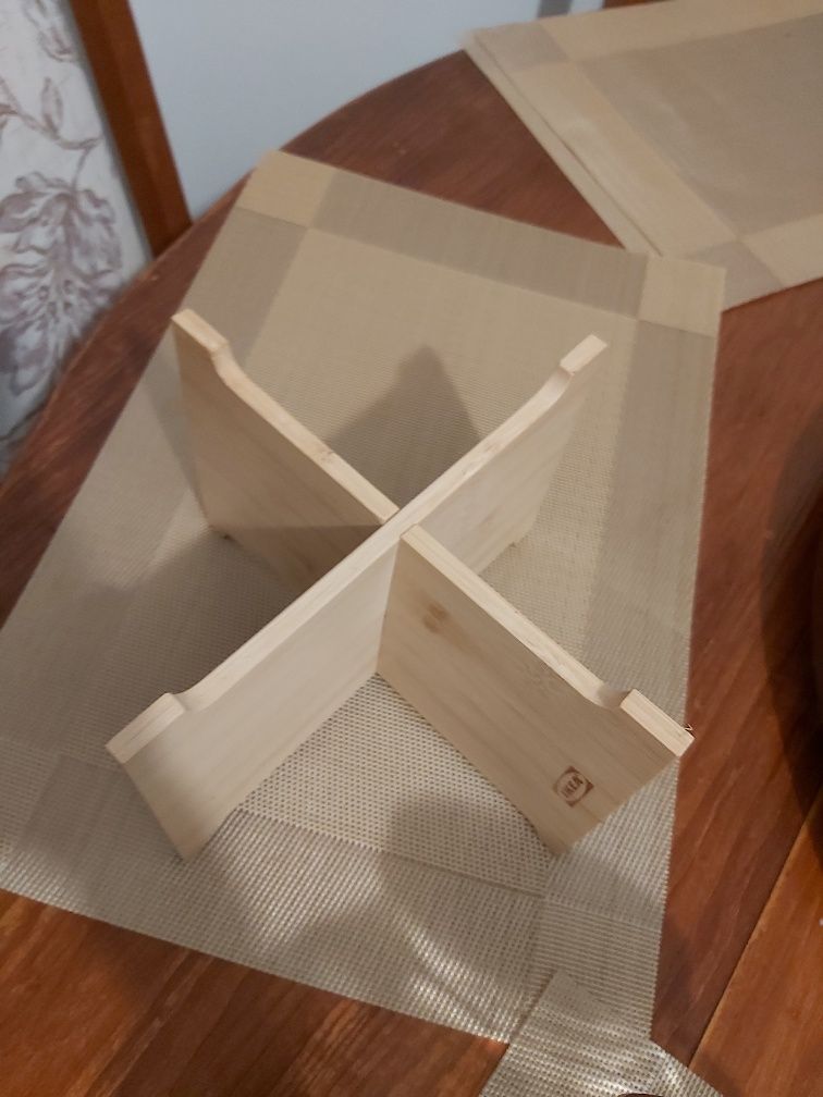 Dispensador de bevidas de vidro com suporte de madeira