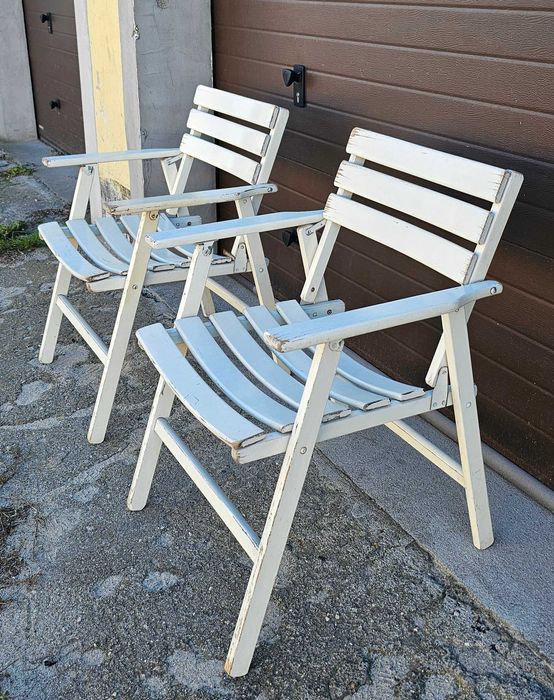 Dwa wygodne drewniane krzesła ogrodowe