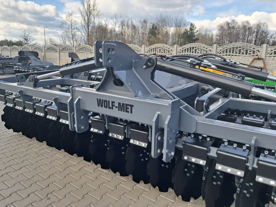 Brona talerzowa 4.5 metra firmy WOLF-MET