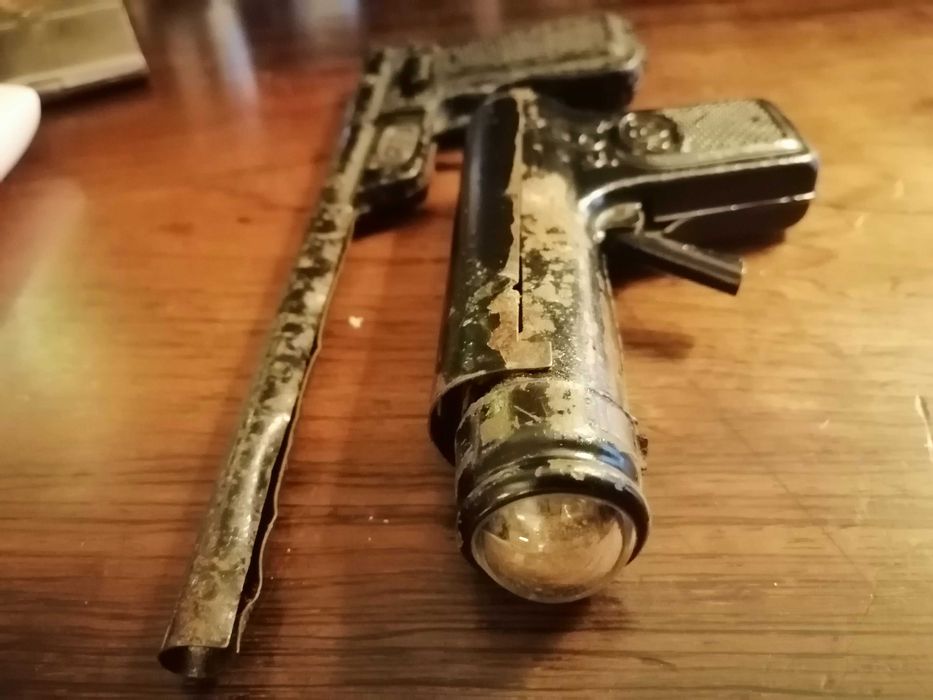 Brinquedos - duas pistolas em lata antigas