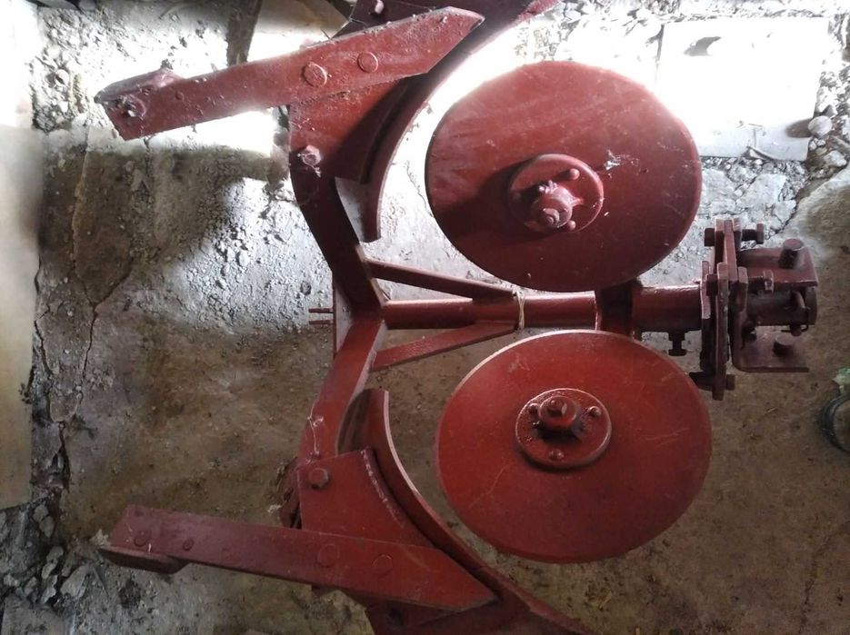 Чехословацький поворотний плуг до мінітрактора .