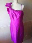 Vestido cerimónia curto, em rosa fuxia