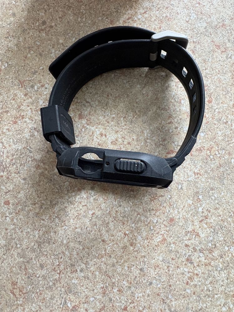 Apple watch etui na zegarek spigen