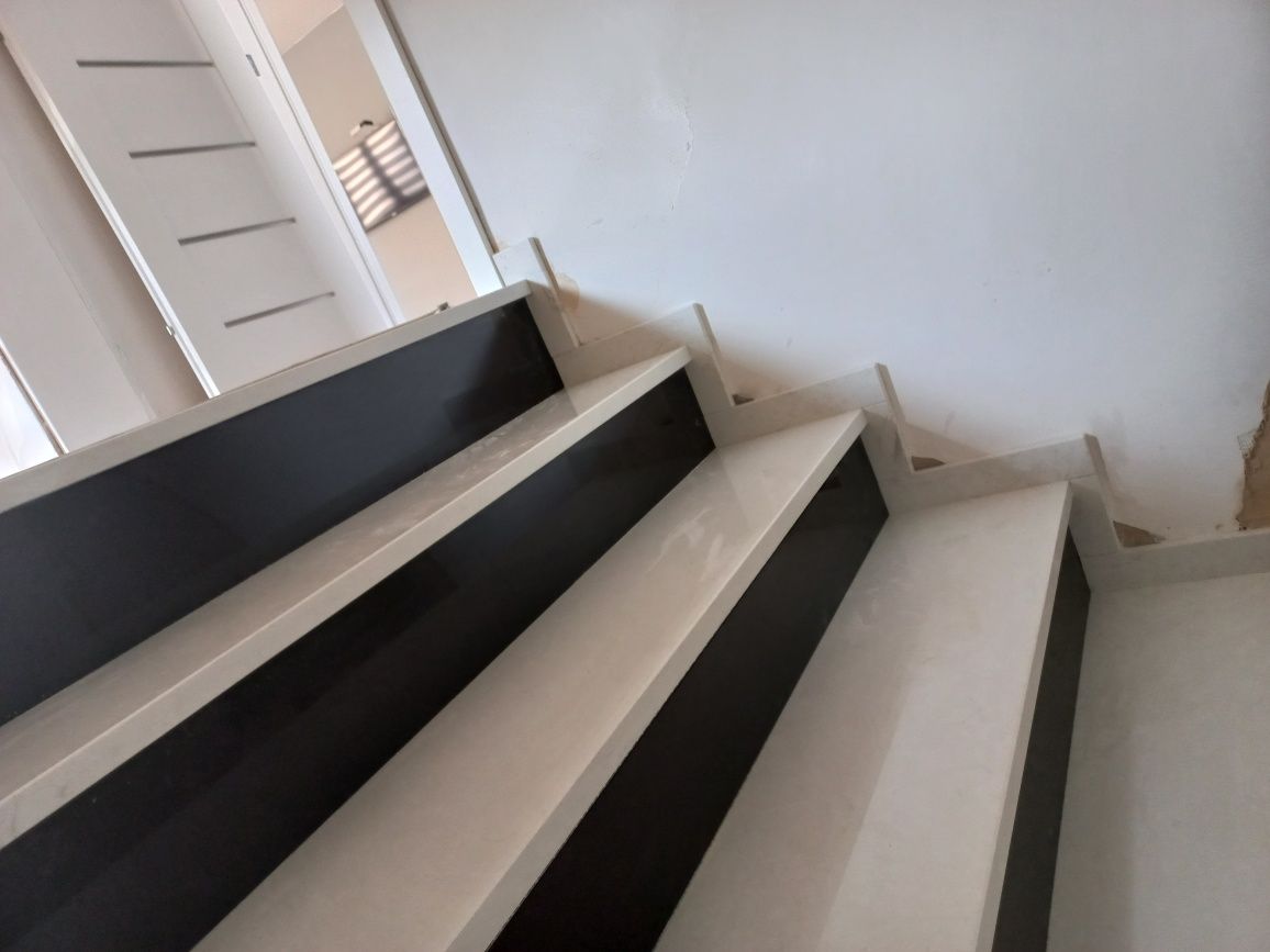 Parapety Schody z Konglomeratu  lub Kamienia naturalnego
