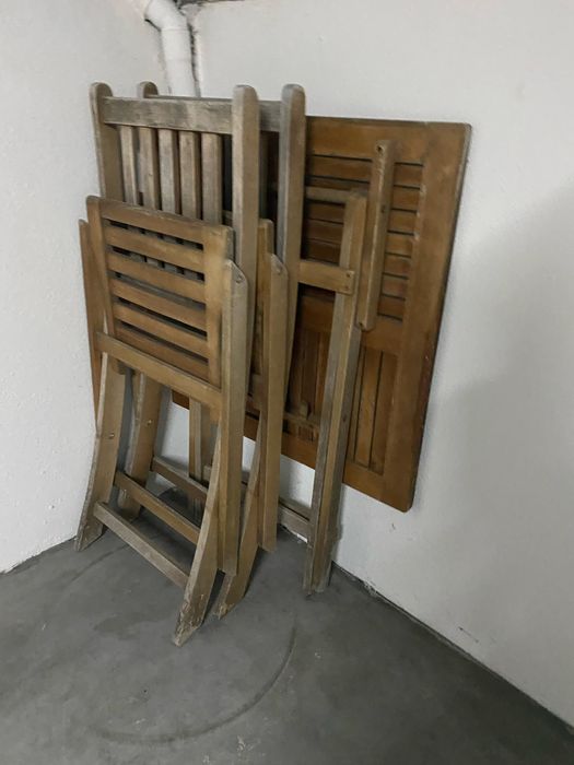 Mesa e 2 cadeiras de madeira jardim Continente