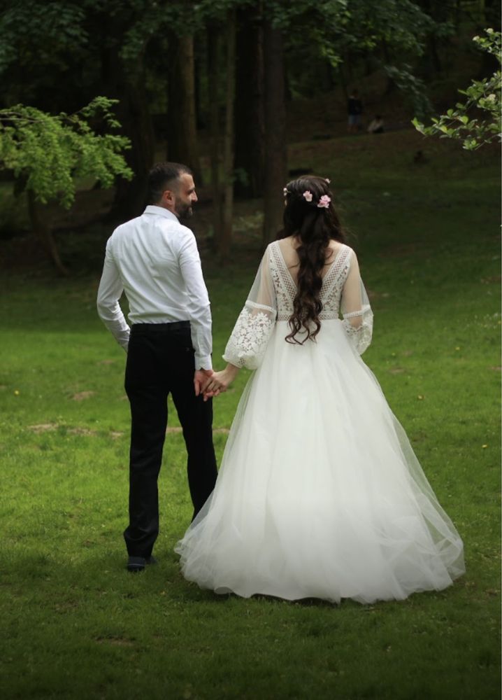 Весільна сукня кольору айворі