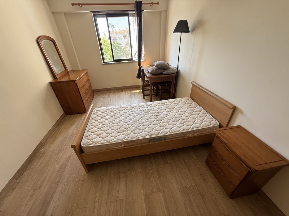 Aluga-se quarto individual.