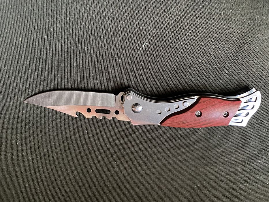 Ніж викидний із запобіжником