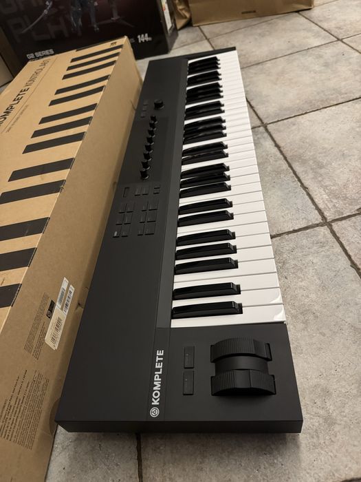 MIDI-клавіатура NI Komplete Kontrol A61 + стойка