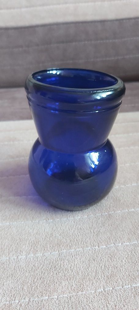 Mały kobaltowy wazonik