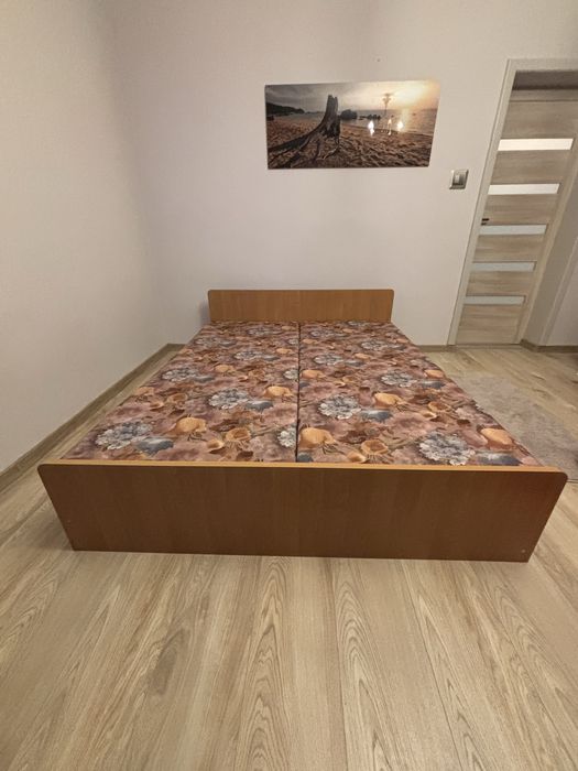 Lożko , toaletka plus dwie szafki nocne