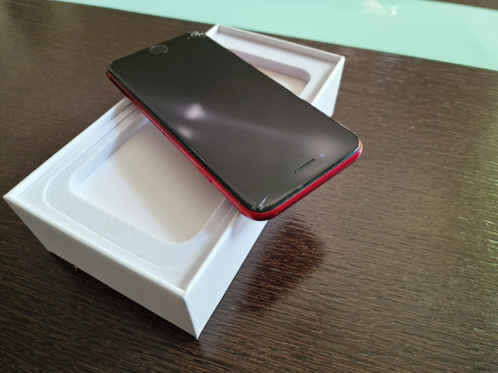 Używany iPhone 8, 256 GB, kolor czerwony .