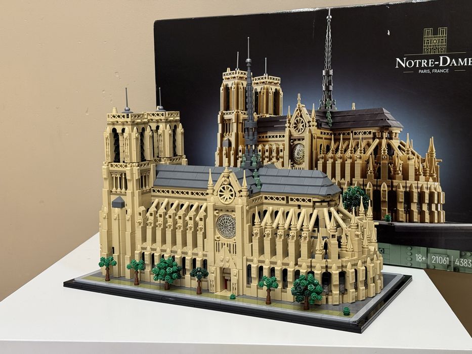 Лего Нотр-Дам-де-Парі 21061 (4383 деталі) Lego Notre-Dame de Paris