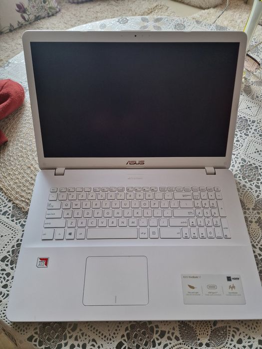 VivoBook ASUS X705QA - 17" / 8GB RAM / SDD M.2 256 GB / Win 10