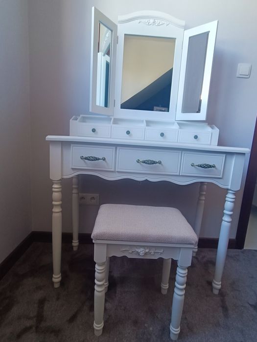 Biała drewniana toaletka z taboretem