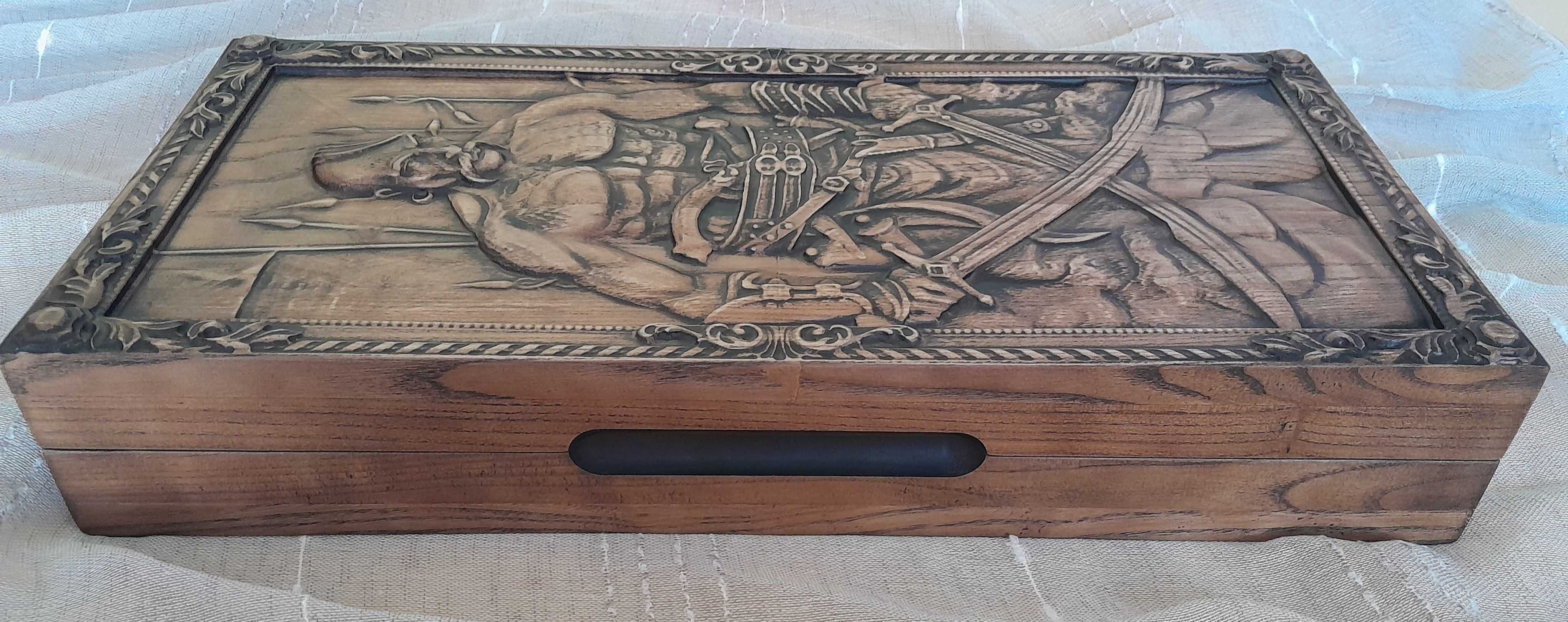 Drewniany backgammon ze szkłem hartowanym.