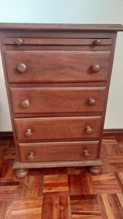 Cómoda com 4 gavetas
