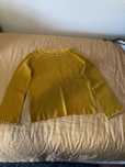 Camisola amarela com perolas