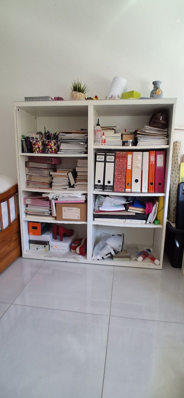 Estante para arrumação, sem porta, forrada com vidro,