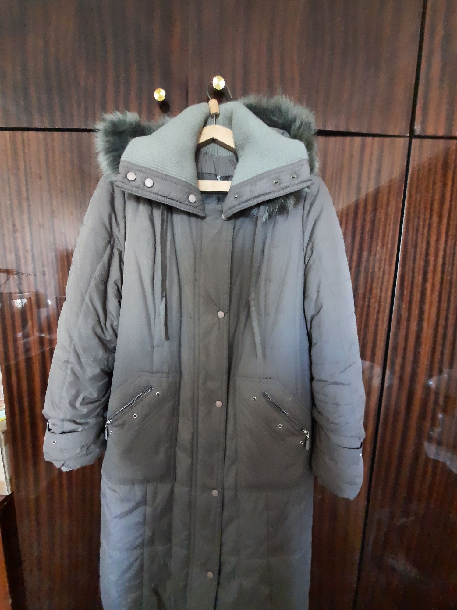 Пальто зимнее женское с капюшоном 50 р.