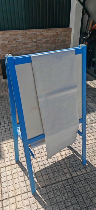 Quadro cavalete gis giz de um lado e de marcadores do outro com papel