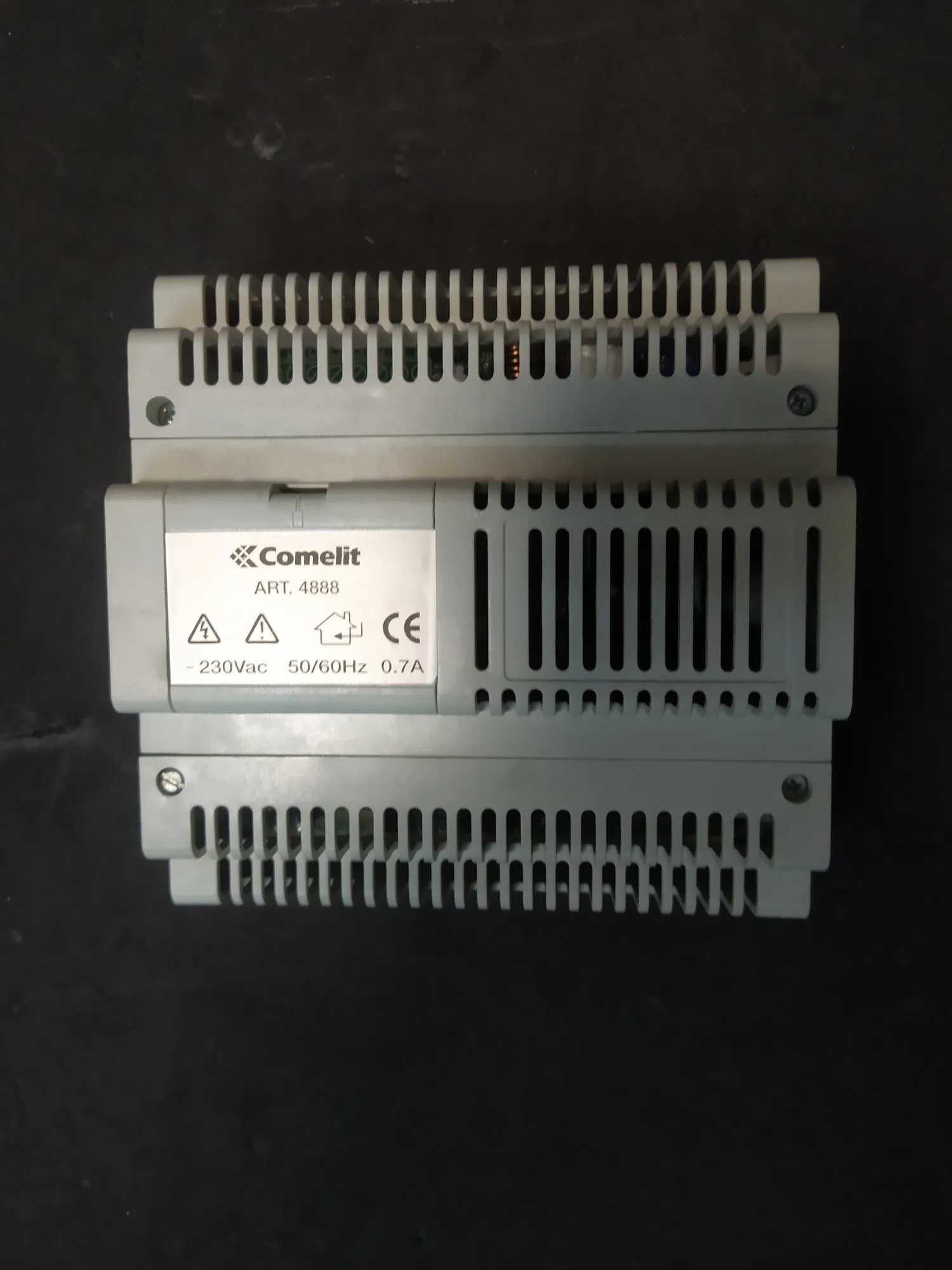 Vários equipamentos Comelit ( Alimentadores e Telefones )