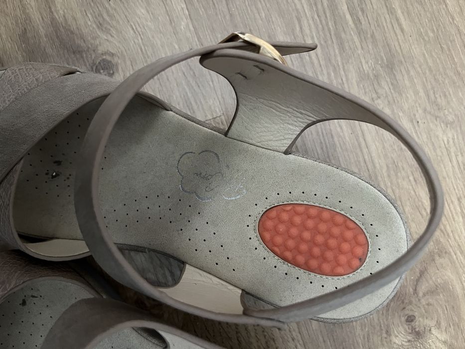 Sandálias em pele 40