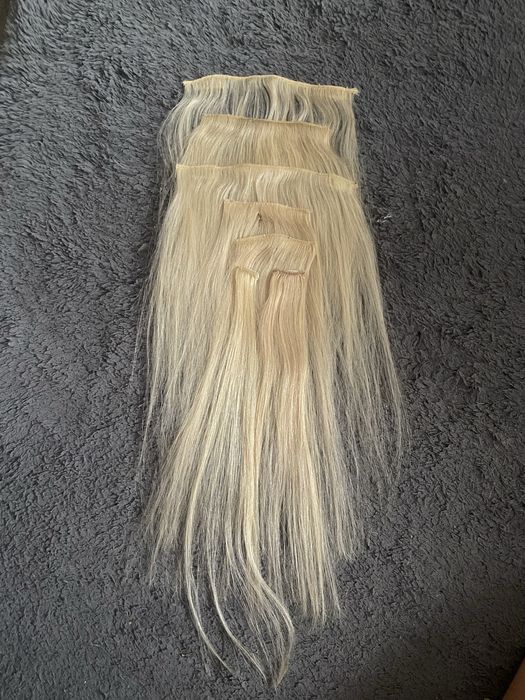 Натуральне волосся, треси, на заколках.