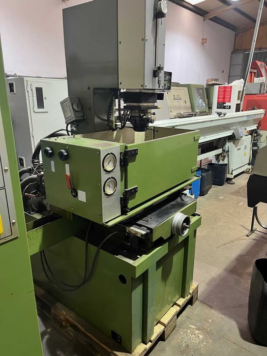 Máquina EDM Eletro-erosão CHMER