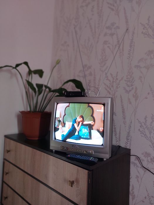 Продам телевізор TCL з приставкою Т2 і антенною