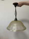 lampa wisząca sufitowa z kloszem szklanym i metalowym uchwytem