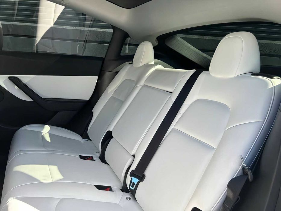 Tesla Model Y      2021