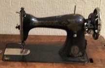 Antiga Máquina de Costura Singer e Tampa