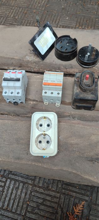 Продам електротовари.