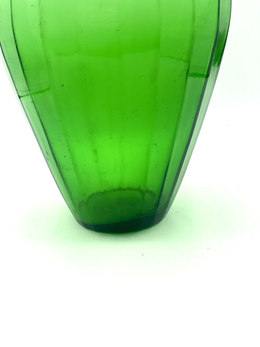 Vaso de vidro checo verde esmeralda com lapidação facetada antigo