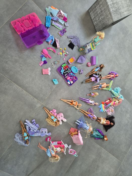 Barbie zestaw kilku lalek i akcesoriów