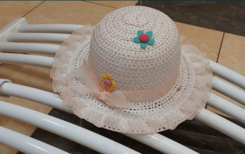 Kapelusik z gumką letni