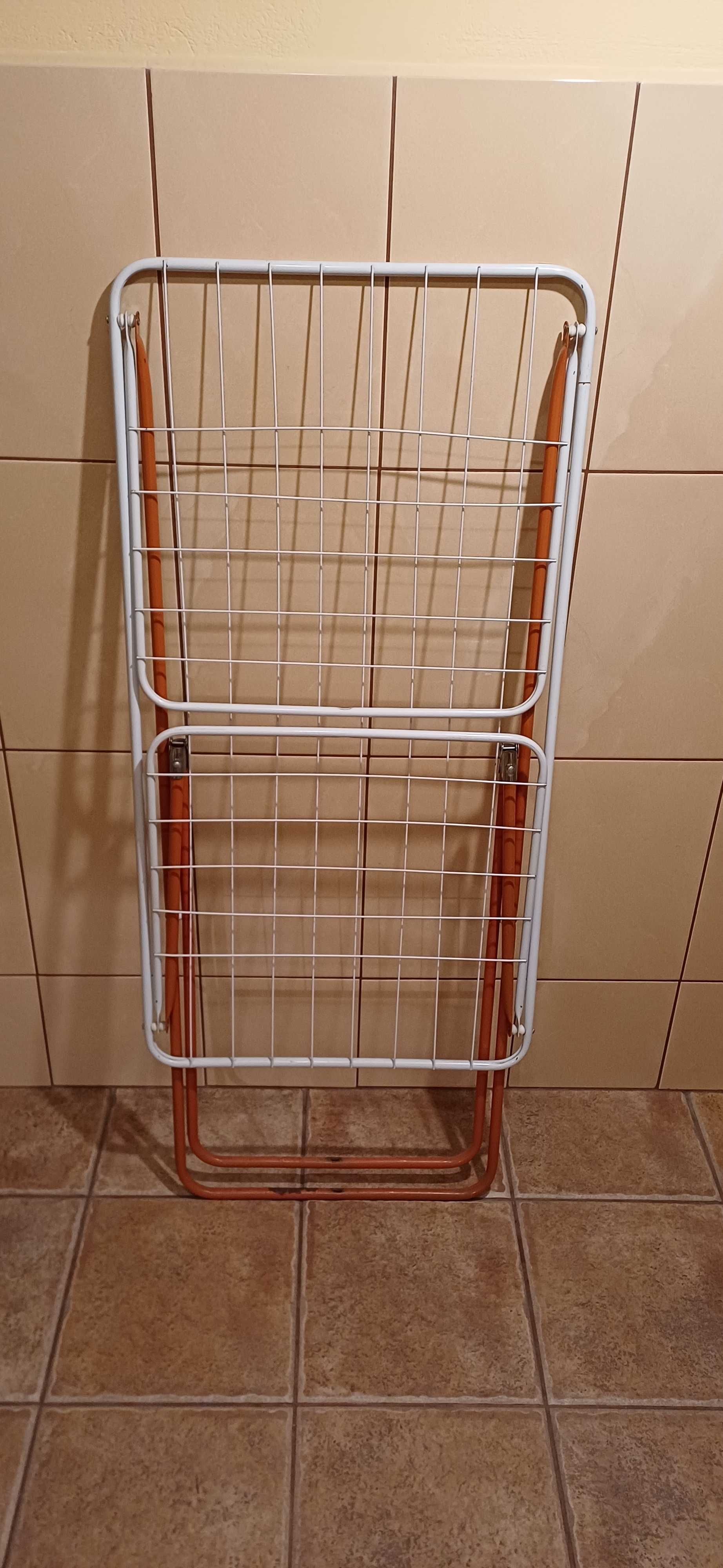 Suszarki metalowe na bieliznę.
