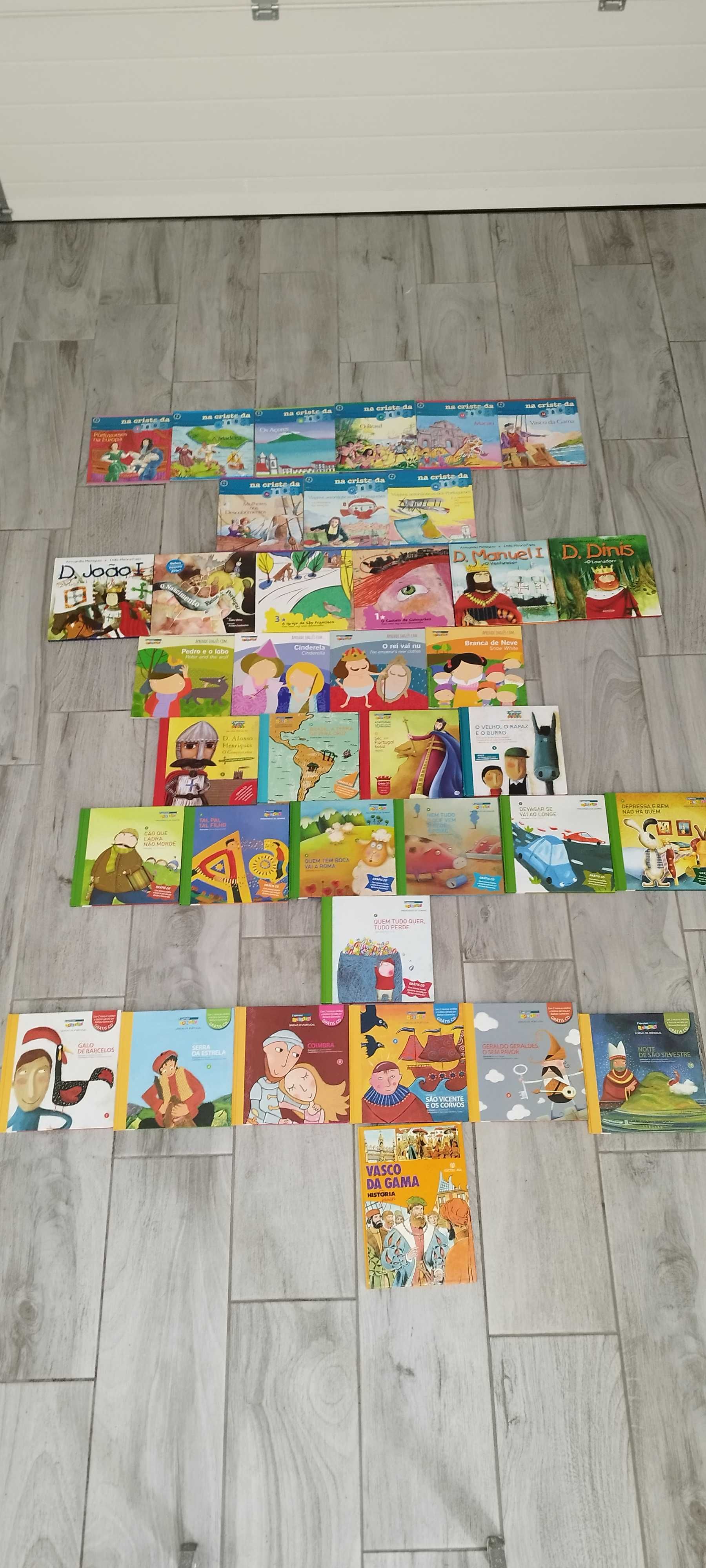 várias coleções de livros infantis didáticos