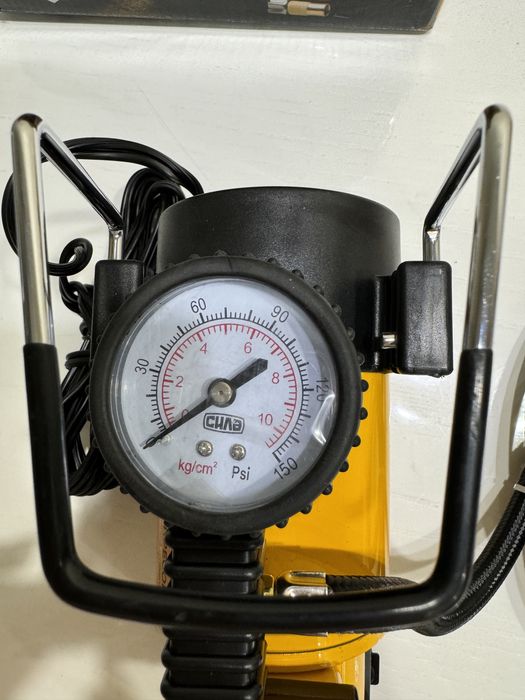 Компрессор автомобильный 12V "Сила" 900408