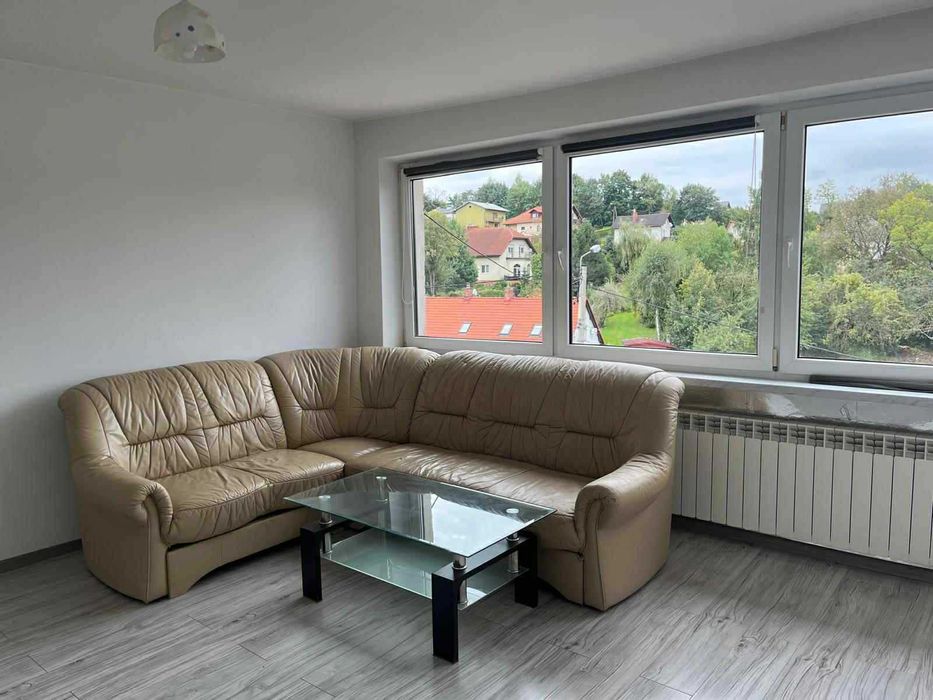 Wynajmę piętro domu  -3 pokoje, kuchnia, łazienka, taras .